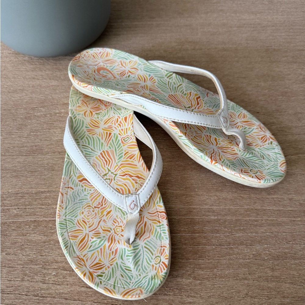 Women's White Floral Flip Flop Sandals - Casual Summer Beach Wear